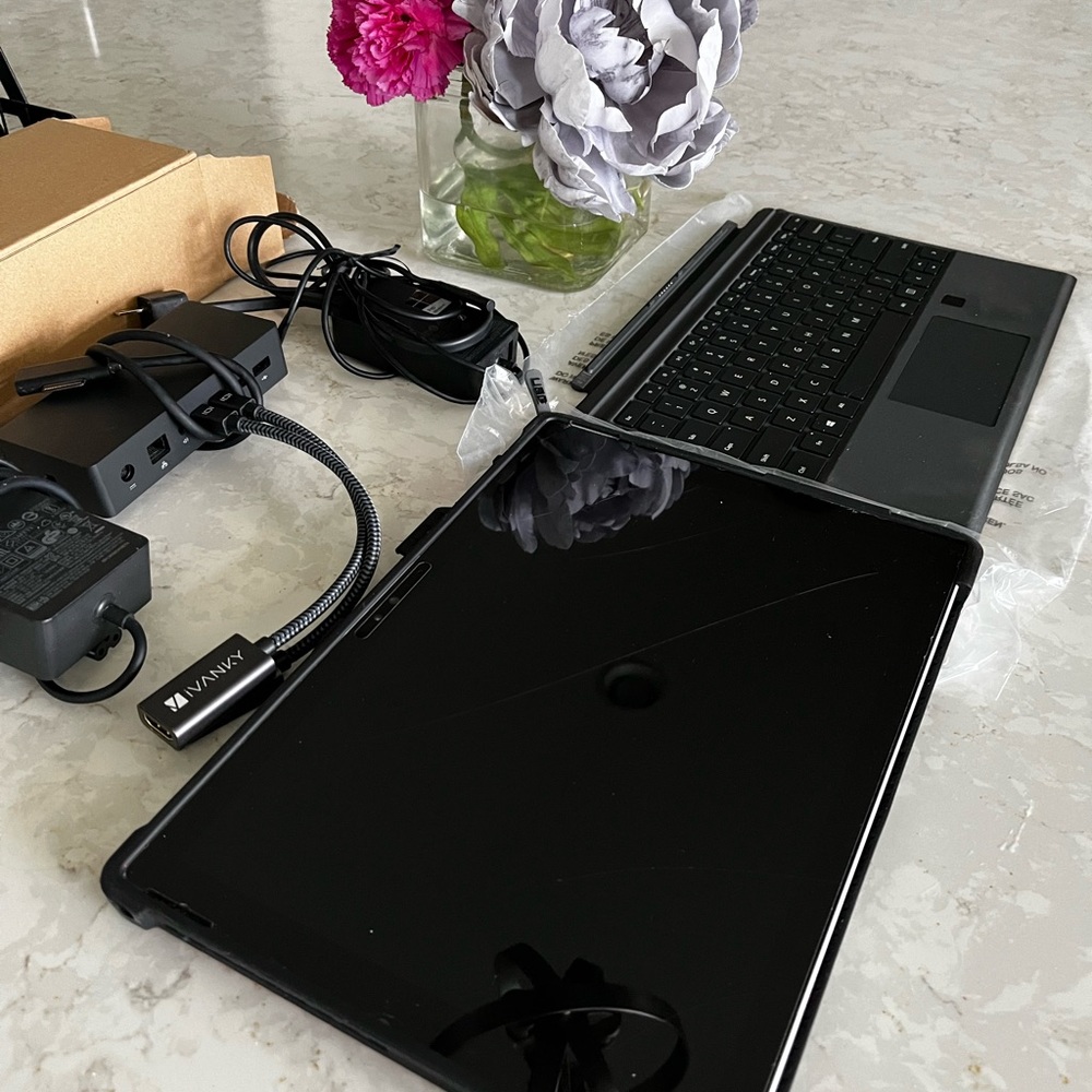 Surface PRO bundle w/ docking station HDMI cable, case , add monitor connector - Picture 7 of 15